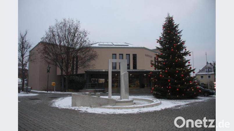 Der geschmückte Baum ist eine Privatspende und sorgt mit Lichtern und roten Kugeln, wie Bürgermeister Toni Dutz sagte, „für eine besondere, vorweihnachtliche Stimmung“. Bild: wro