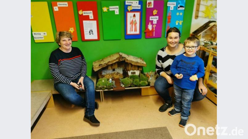 Mit dem vierjährigen Max Roth schenkt Laura Roth der Kindergartenleiterin Ramona Zangl eine Krippe. Bild: gz