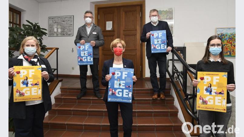 Sie stellten die Internetseite www.pflegeberufe.amberg.de vor (von links): Kerstin Wittmann (Klinikum St. Marien), Wolfgang Rattai (Caritas-Marienheim), Tatjana Richter (Wallmenich-Haus), OB Michael Cerny und Christine Hecht von der Gesundheitsregion Amberg plus. Bild: Petra Hartl