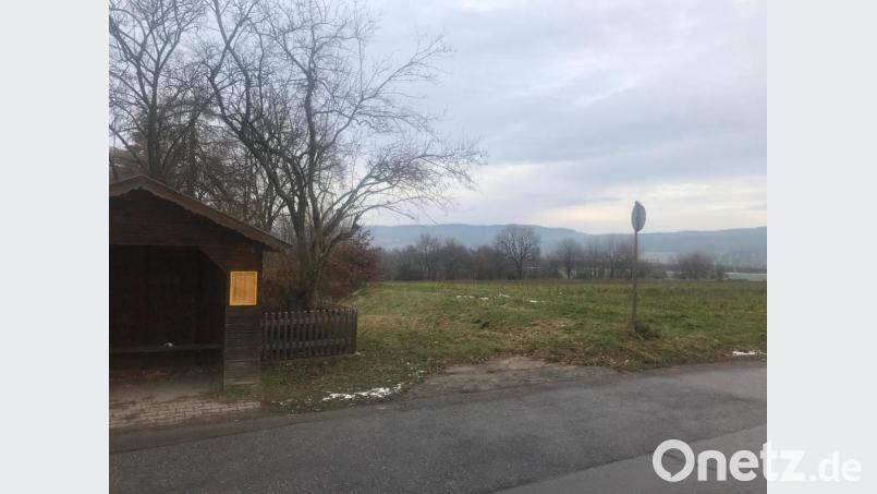Neusather Straße, kurz nach der Abzweigung von der Perschener Straße: In der Lücke (Bild) zwischen der bestehenden Bebauung entsteht das neue Baugebiet.	B Bild: Wilhelm Amann