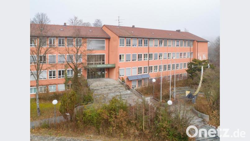 Viele Bereiche der Berufsschule in Sulzbach-Rosenberg müssen während der Bauphase in Container ausgelagert werden. Bild: Thilo Hierstetter