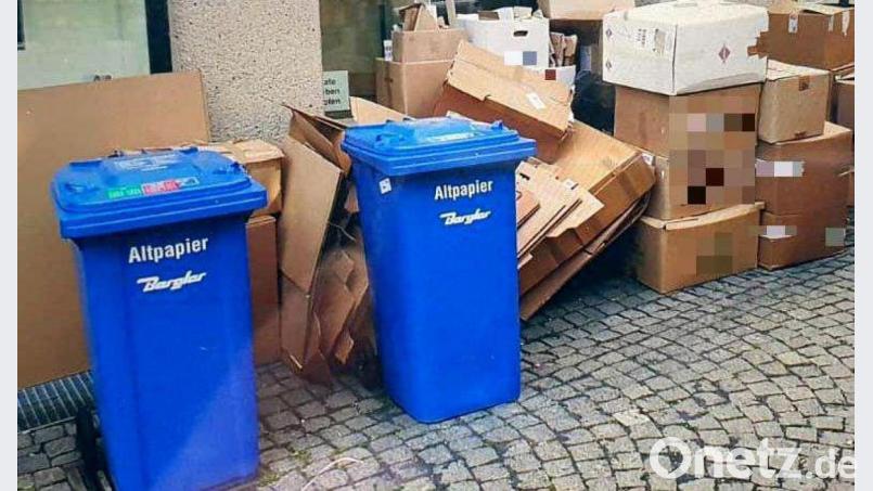 Berge von unzerkleinerten Kartonagen neben der Blauen Tonne: So wie an dieser Stelle in Weiden wollen es die Entsorgungsfirmen Bergler aus Weiherhammer und Kraus aus Windischeschenbach nicht haben. Bild: Fa. Bergler/exb