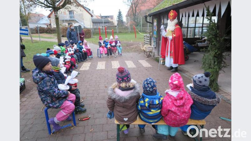 „Seid fleißig, freundlich und haltet zusammen“, mahnte der Nikolaus die Kindergartenkinder. Bild: jzk