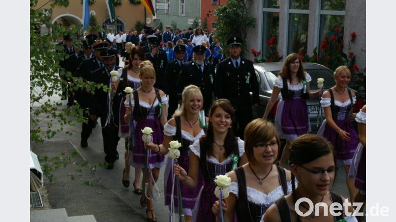 Zuletzt war im August 2010 Heimatfest in Schwarzhofen gefeiert worden. Zum Auftakt marschierten die Vereine und ihre Festdamen im Ortskern auf, um an der offiziellen Segnung des sanierten Marktplatzes teilzunehmen. Archivbild: mp