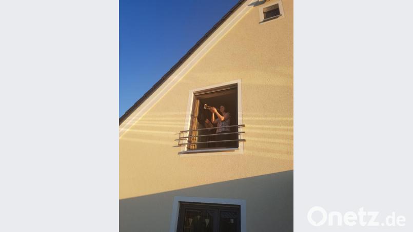 Aus den Gärten und Fenster erschallen jeden Abend in Mantel Lieder. Bild: sei