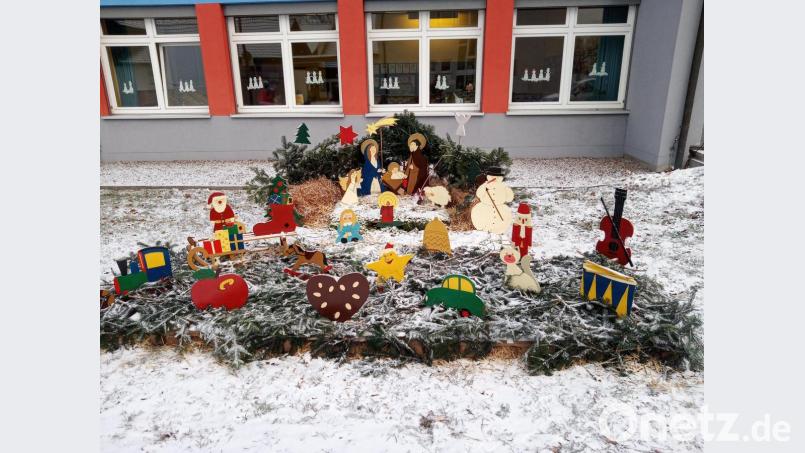 Weihnachtliches Flair vor der Grundschule. Eine Krippe mit 24 Holzfiguren. Bild: fz