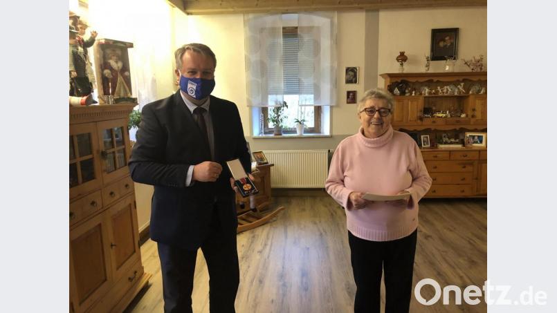 Ria Wittmann erhält die Verdienstmedaille des Verdienstordens der Bundesrepublik. Falk Böttcher vom Deutschen Wetterdienst reiste aus Leipzig an, um der 85-Jährigen für ihren 40-jährigen Dienst als phänologische Beobachterin zu danken. Bild: ck