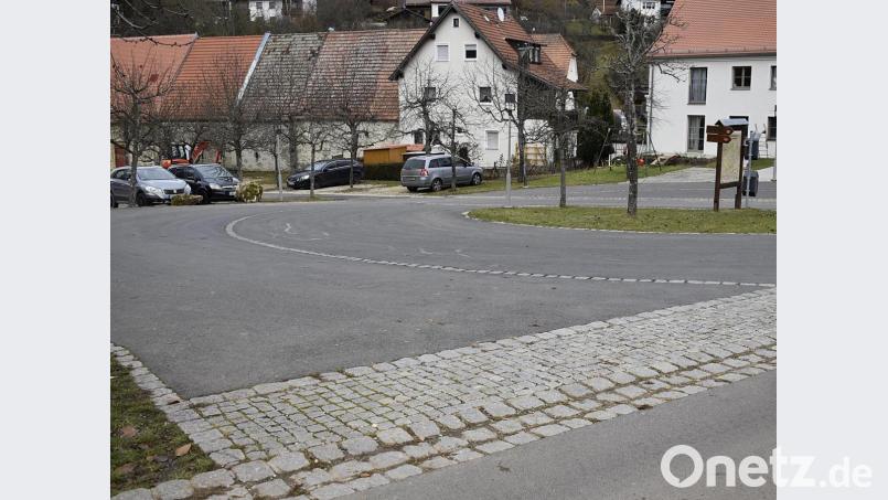 Über die Bushaltestelle und den Wendeplatz geht der Blick hinüber zu den Parkplätzen, für deren Asphaltierung der Marktrat den Auftrag vergeben hat. Nach der Sanierung der Stadelreihe werden sie Besuchern zugute kommen. Bild: sck