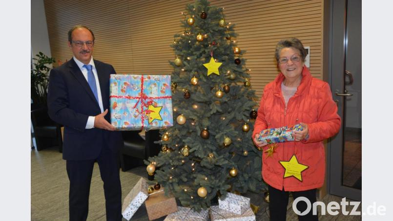 Kinderschutzbund-Vorsitzende Inge Pannrucker und Regionalmarktleiter Manfred Steckermeier eröffnen stellvertretend für das Stiftland die Wunschsterneaktion. Bild: jr