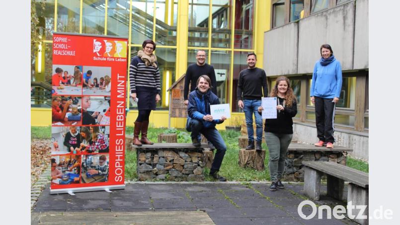Die Leiterin der Sophie-Scholl-Realschule Weiden, Susanne Genser (links), sowie die Kollegen der MINT-Fächer freuen sich über die Auszeichnung. Bild: Tobias Roppert