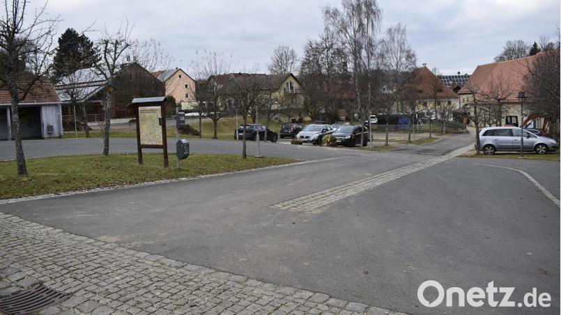 Über die Bushaltestelle und den Wendeplatz geht der Blick hinüber zu den Parkplätzen, für deren Asphaltierung der Marktrat den Auftrag vergeben hat. Nach der Sanierung der Stadelreihe werden sie Besuchern zugute kommen. Bild: sck