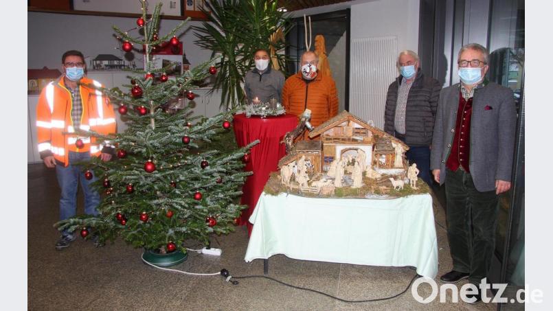 Das Rathausfoyer schmücken derzeit Christbaum, Adventskranz und zwei Krippen. Die kleine Ausstellung wurde von Bürgermeister Toni Dutz (von rechts) im Beisein von Karl-Heinz Meier, Manfred Dietz, Werner Härtl und Michael Klarner offiziell eröffnet und vorgestellt. Bild: wro