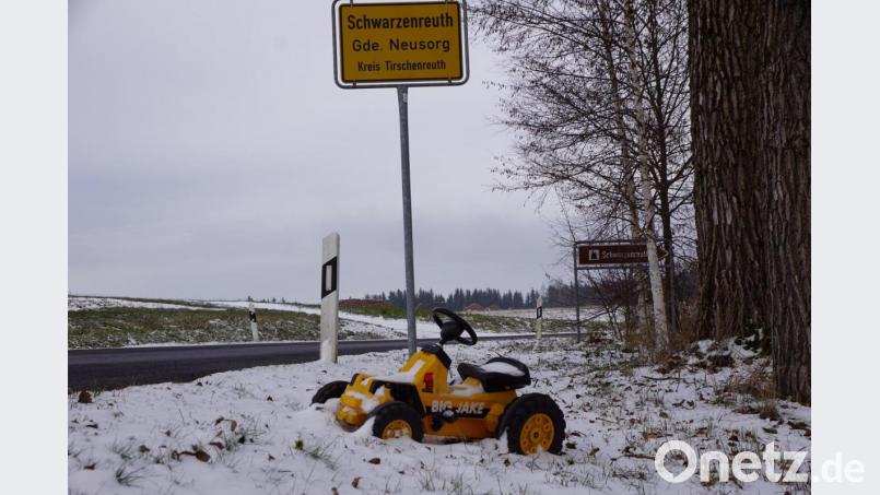 Nicht zwei Spuren, sondern ein Kettcar im Schnee. Hat sich am Ortsschild von Schwarzenreuth ein merkwürdiger &quot;Unfall&quot; ereignet. Bild: bkr