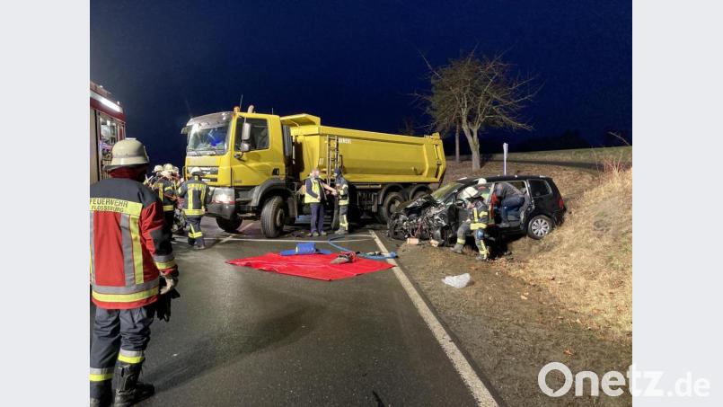 Bei Floß rammte eine Autofahrerein einen querstehenden Lastwagen. Die Frau kam schwer verletzt ins Krankenhaus. Bild: Polizei Neustadt/WNM