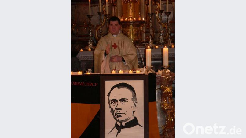 Das Bildnis Adolph Kolpings schmückte den Altar, als Kaplan und KF-Präses Florian Fronhöfer den Gottesdienst zelebrierte. Bild: nid