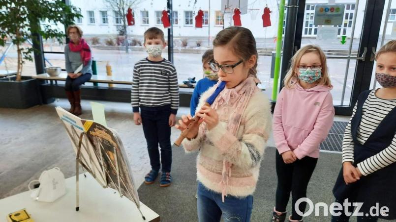 Nur Einzeln und mit Abstand trugen die Kinder in der Aula ihre Gedichte und Musikstücke dem Nikolaus in der Aula der Grundschule vor. Bild: exb