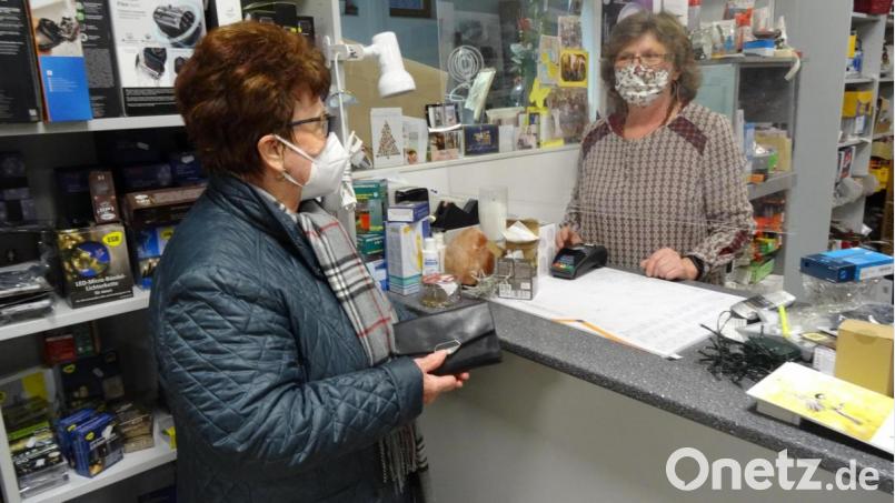 &quot;Gut, dass ich wegen einer Batterie nicht nach Sulzbach muss&quot;, weiß Senta Götz (links) das Angebot von Stilla Winkler zu schätzen. Bild: hka
