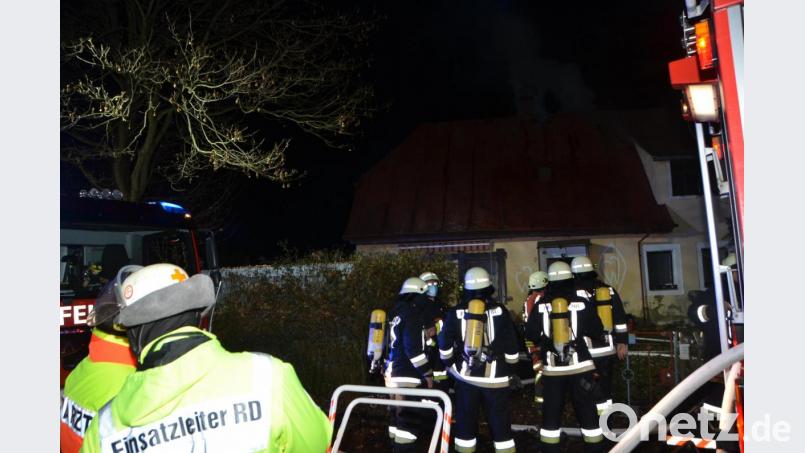 Bei einem Dachstuhlbrand in Frankenreuth waren die Einsatzkräfte mehrere Stunden damit beschäftigt, den Brand unter Kontrolle zu bringen. Bild: dob