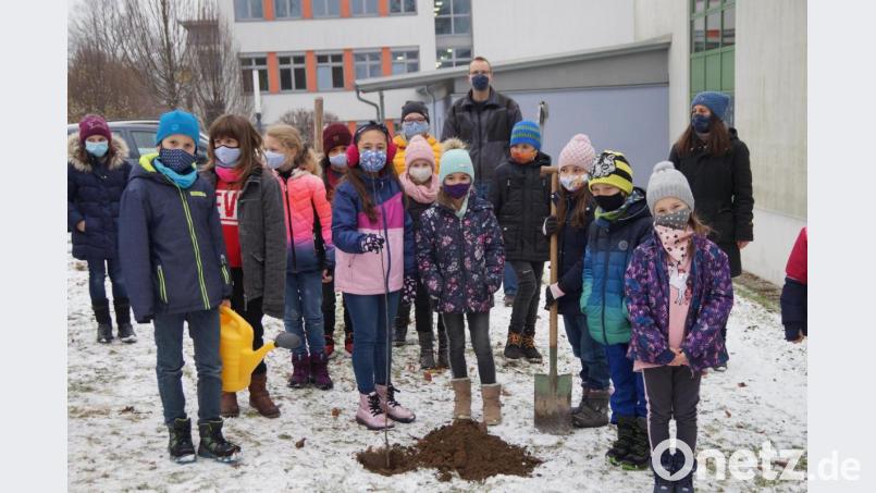 An der Schule pflanzten die Kinder eine Apfelbaum. Bild: wel
