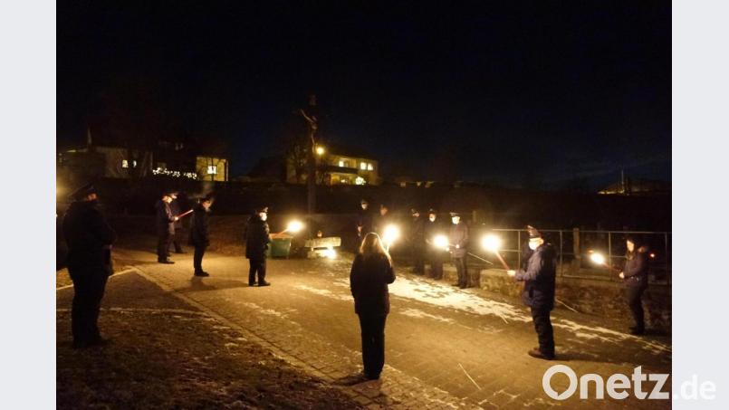 Am Friedhofskreuz sprachen die Feuerwehrleute ein Gebet für alle verstorbenen und gefallenen Kameraden der Wehr. Bild: mmj