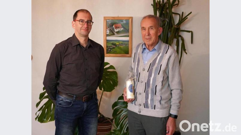 Josef Völkl (rechts) freut sich über die Glückwünsche seines Sohns Martin. Bild: fvo