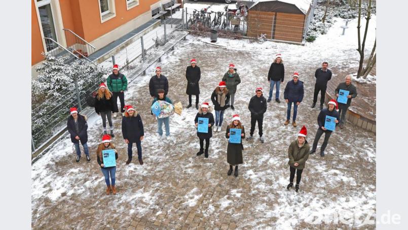 Dass die Klimaerwärmung die junge Generation ebesowenig kalt lässt wie der Umweltschutz, zeigte das große Iteresse des von Projektleiter Rainer Seyfried und Schulleiter Bernd Ackermann am Pindl Gymnasium Regensburg (Hinten v.l.) angebotenen Projekt-Seminar &quot;Kampf dem Plastikmüll&quot;, das auf großes Interesse der Pindlschüler stieß und nun sogar zum überregionalen, ausbaufähigen Dauerprojekt auf Initiative der Freiwilligenagentur in Amberg wird. Bild: ads