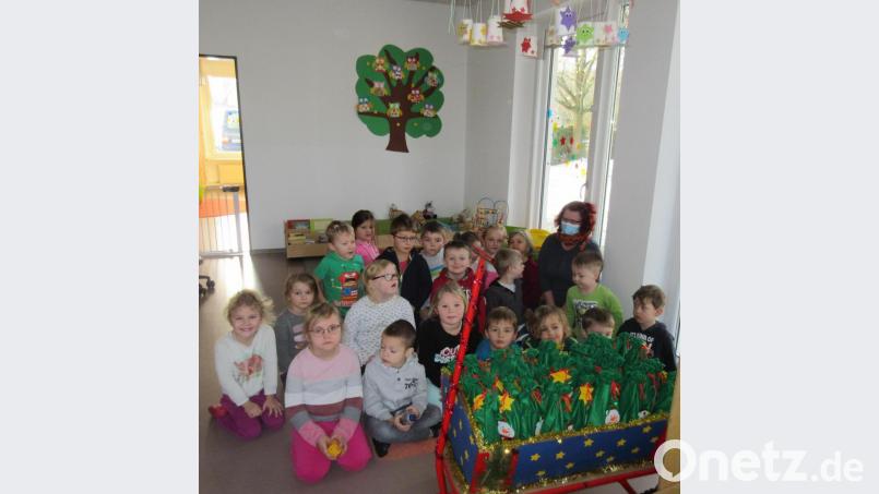 Der Nikolaus hat jedem Kind ein kleines Säckchen voll Leckereien mitgebracht. Bild: vsr