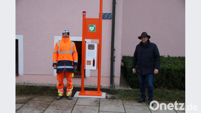 Manuel Baack (links) und Bürgermeister Edgar Knobloch stellen den Defibrillator auf. Bild: sne