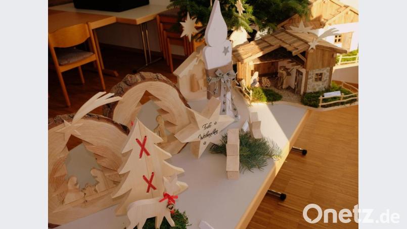 Eine Weihnachtsausstellung in den Gruppenräumen des Pfarrheimes hat die Bastelgruppe der Kolpingsfamilie aufgebaut. Bild: mab