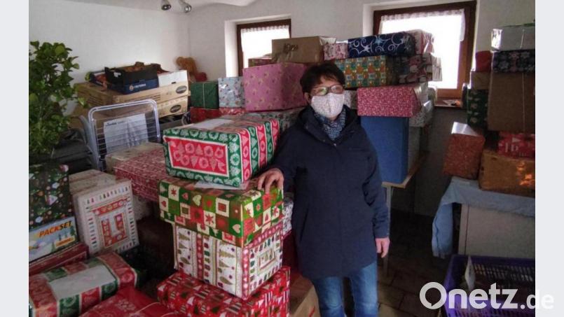 Elke Kirchberger vor den vielen Päckchen. Bild: Kirchberger/exb