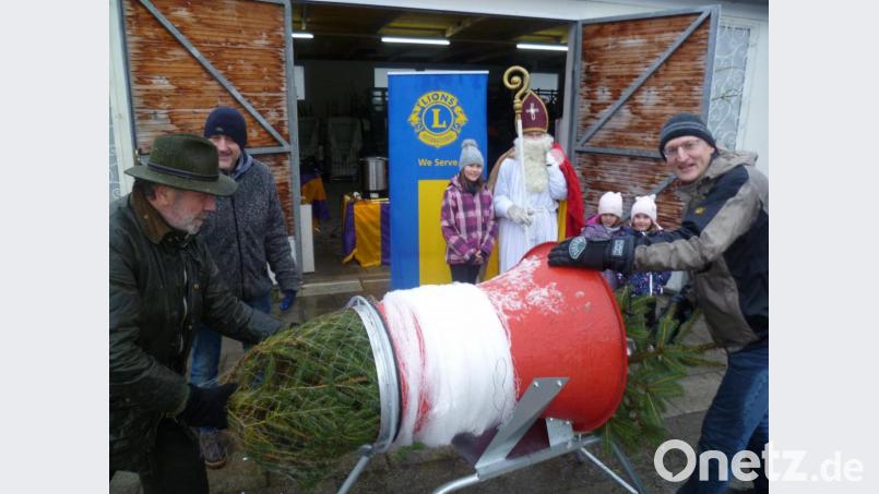 Zum 26. Mail schon verkaufen heuer die Lions vom Club Amberg-Sulzbach hochwertige, frisch geschlagene Bio-Bäume. Nikolaus muss diesmal allerdings auf seinen Auftritt verzichten. Bild: usc