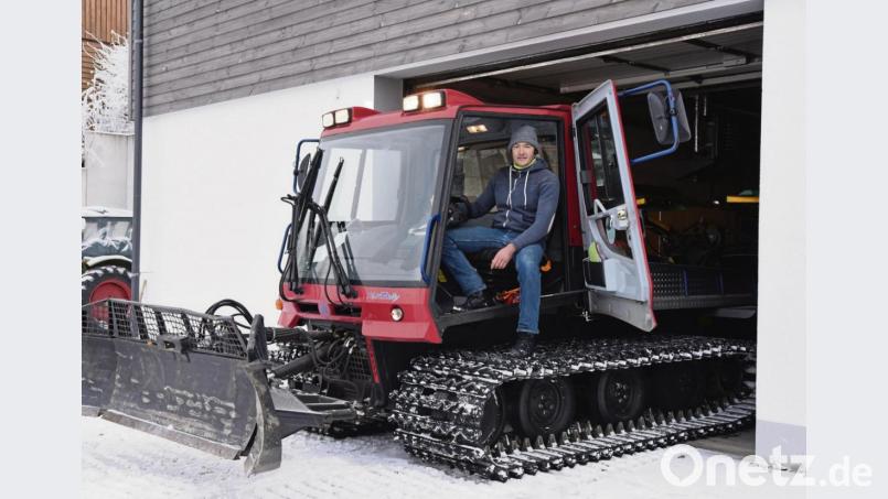 Stefan Schnurrer mit dem Pistenbully, dem älteren seiner Bauart, auf der Silberhütte. Der Pleußener ist dort zuständig für die Loipenpflege. Bild: mr