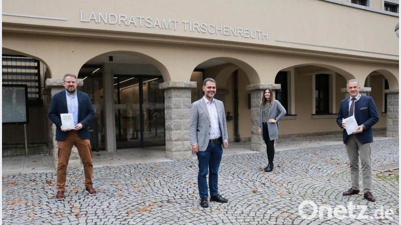Wirtschaftsförderer Volker Höcht, Leonhard Zintl, Vorsitzender der Mittelstandsunion, Isabel Sommerer, neue Mitarbeiterin in der Wirtschaftsförderung, und Landrat Roland Grillmeier tauschten sich aus. Zintl überreichte auch Exemplare seines Buchs &quot;Zukunft einfach machen&quot;. Bild: Stefan Malzer, Landratsamt Tirschenreuth/exb