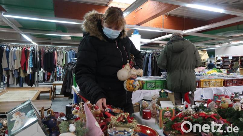 Weihnachtsartikel stehen im Sozialkaufhaus momentan hoch im Kurs. Bild: uz