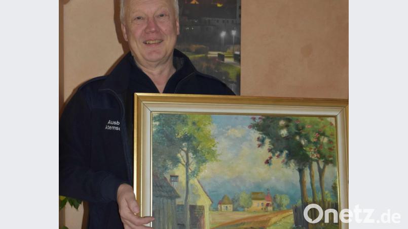 Karl Gehret mit einem „Fuchshuber“, der Anfang der 50er Jahre gemalt wurde und die Kleine Kappl bei Ottengrün zeigt. Bild: Thomas Sporrer