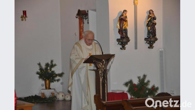 Pfarrer Gerhard Schmidt feierte mit den Kaimlingern den Patroziniumstag ihrer Dorfkirche. Bild: dob