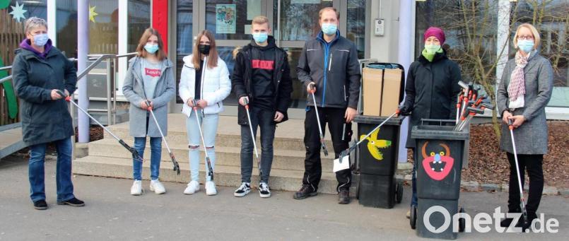 Müllgreifer gehören jetzt zur Ausstattung der Grund- und Mittelschule Kemnath. Bild: stg
