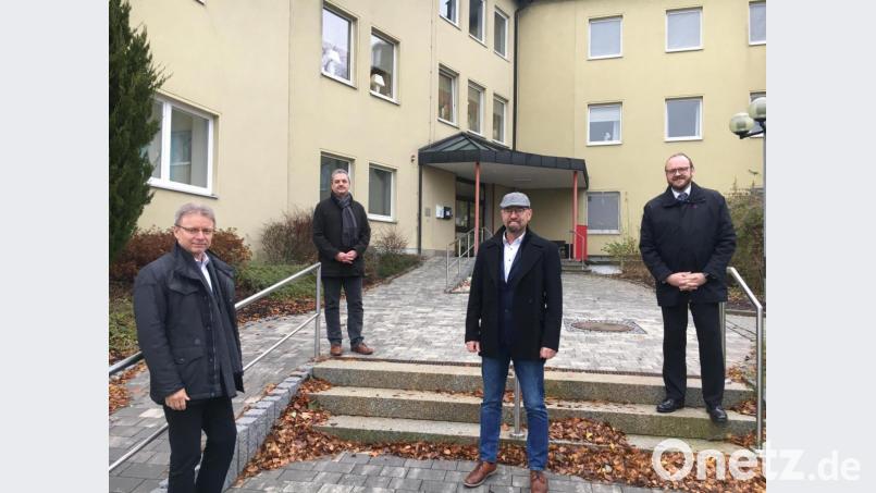 Harald Kraus (Zweiter von rechts) hat mit zwei Mitstreitern das Krankenhaus Vohenstrauß gekauft. Darüber freuen sich Landrat Andreas Meier (rechts) sowie Klinken-AG-Finanzchef Manfred Tretter und Bürgermeister Andreas Wutzlhofer (von links). Bild: phs