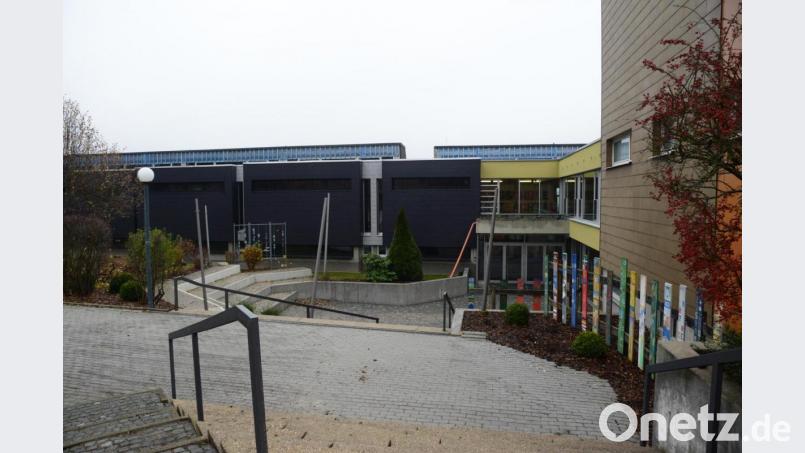 Bei der Dachkonstruktion ist die Ertüchtigung für das Brandschutzkonzept laut der SPD/FWG-Fraktion mit erheblichen Problemen verbunden. Deshalb sollte nach Meinung dieser Fraktion zur Lösung der Probleme ein Bauherrenvertreter bestellt werden. Bild: bey