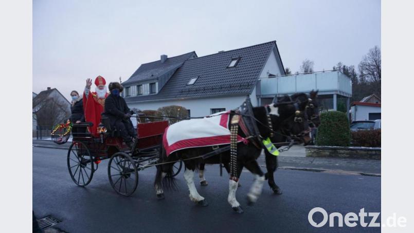 Es war eine gute Idee der Kirwagemeinschaft Sorghof, als Ersatz für den Nikolauseinzug am Plärrer-Spielplatz den heiligen Mann mit einer Kutsche durch den Ort zu fahren. Bild: er