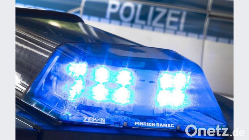 Eine 46-Jährige erlitt am Montagabend bei einem Autounfall schwere Verletzungen. Symbolbild: Friso Gentsch/dpa