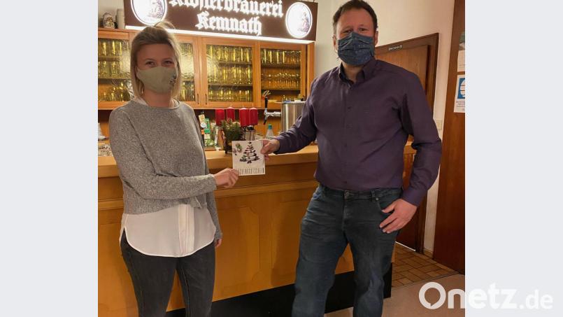 Die jüngste Kemnather Stadträtin Maria Heser kaufte für das Gewinnspiel der Jungen Union Kemnath einen 25-Euro-Gutschein bei Wirt Martin Sertl vom Wirtshaus &quot;Zur Fantasie&quot;. In einem Gespräch machte der Wirt dabei die gestiegene Präsenz in sozialen Netzwerken, &quot;um auf Speisen und Angebote aufmerksam zu machen&quot;, deutlich. Bild: mde
