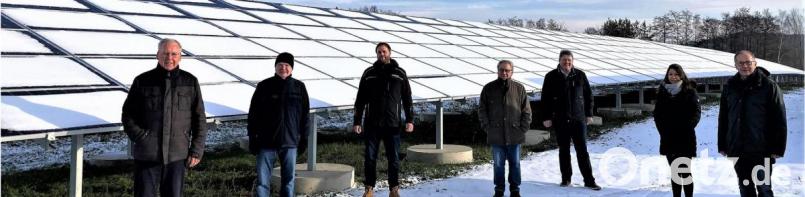 Der Solarpark Höflas ist seit vergangener Woche am Netz - es freuen sich die Verantwortlichen der Neue Energien West eG, der Stadt Kemnath sowie der Errichterfirma. Bild: stg
