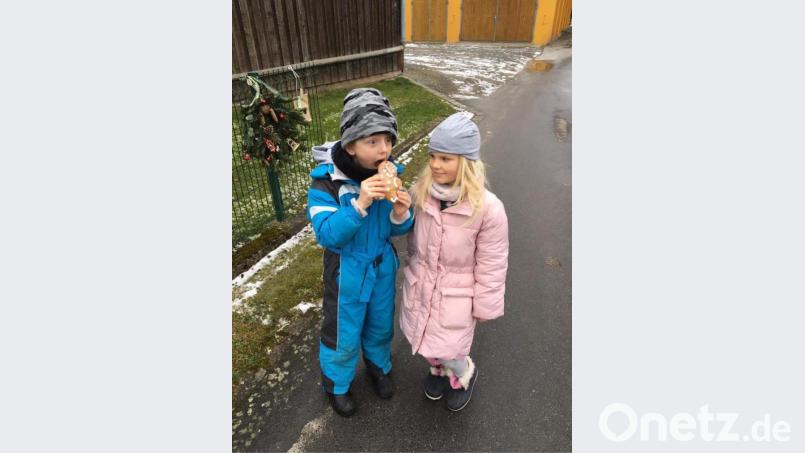 Der Inhalt der Nikolaustüten schmeckt den Kindern. Bild: sei