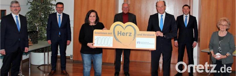 Mit jeweils 2500 Euro überraschte die Raiffeisenbank Oberpfalz Nord-West eG Vertreter von vier Tafeln im Geschäftsgebiet. Bild: stg