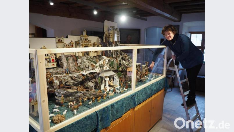Ursula Wiechert hat mit viel Mühe und Zeitaufwand die über 100 Jahre alte Hauskrippe im Museum aufgebaut. Sie ist durch ein Fenster zu betrachten Bild: krb