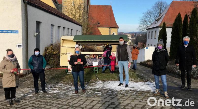 Marina Höfner (Zweite von rechts) und stellvertretender SPD-Vorsitzender Alexander Meier (Dritter von rechts) übergaben eine Spende an den Evangelischen Kindergarten „Unterm Regenbogen“ und dem Förderverein des Katholischen Kindergartens. Kristina Schaller (links) und Katja Buchner (Dritte von links) danken. Bild: exb