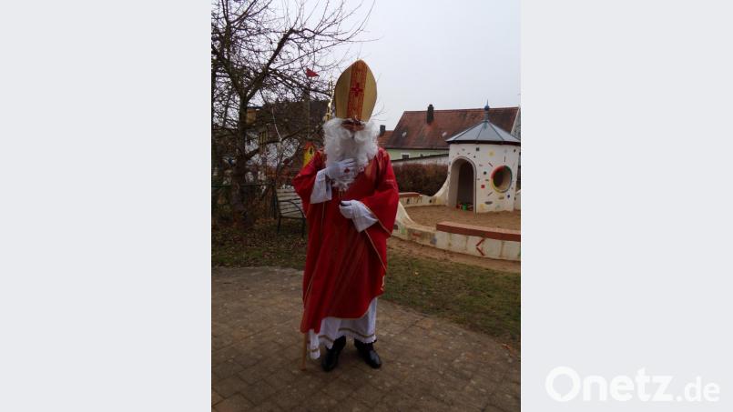 Bischof Nikolaus ließ es sich nicht nehmen, den Kindergartenkindern eine Freude zu bereiten. Aber auch er schützte sich und andere vor einer möglichen Ansteckung und blieb, alleine, im Garten und Winkte aus der Ferne. Bild: fks