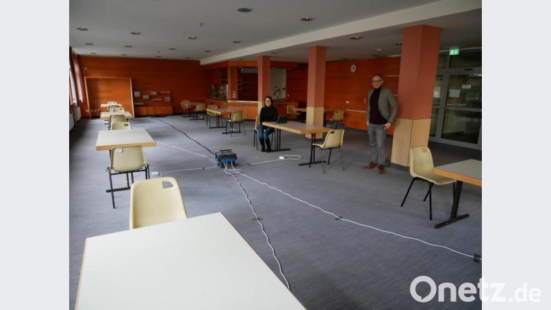 In der Cafeteria der ehemaligen Reha-Abteilung des Krankenhauses Waldsassen wird ein &quot;Co-Working-Space&quot; für Studenten und Praktikanten eingerichtet. Die Initiatorin Pia Ryba (links) und Bürgermeister Bernd Sommer stellten die im Aufbau befindliche Einrichtung vor. Bild: hmr