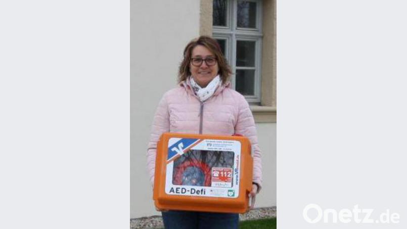 Bürgermeisterin Carmen Pepiuk mit dem Defibrillator. Bild: bjp